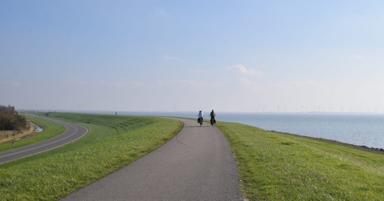 Vrijliggend fietspad op dijk LF Zuiderzeeroute